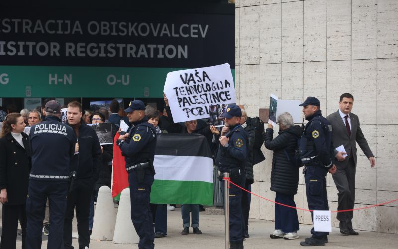 Protest je budno spremljala tudi celjska policija.