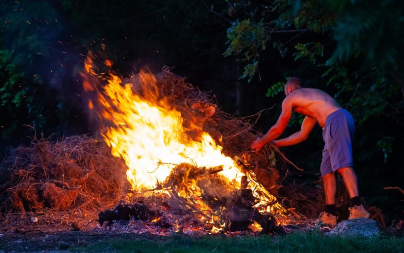 man-makes-fire-4358896_1280.jpg