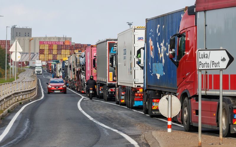 tovornjaki kolona luka koper.jpg