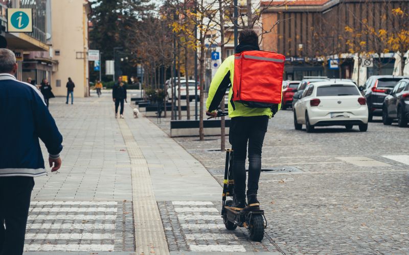 simbolična, električni-skiro, skuter, dostava-hrane, wolt, dostavljalce
