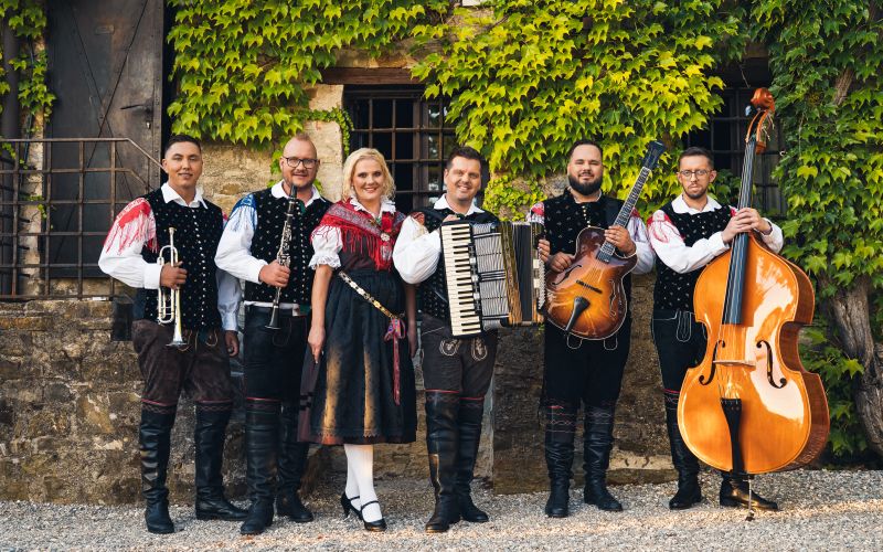 Veseli Svatje so že skoraj dve desetletji prisotni na slovenski glasbeni sceni.