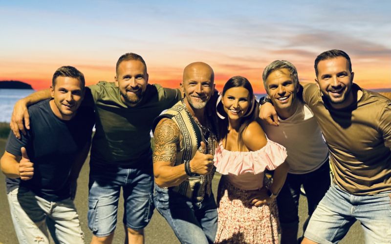 V videospotu, ki so ga snemali na toplih primorskih lokacijah, se jim je pridružil tudi sam Dominik