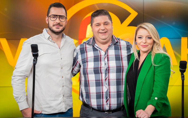 Ljubica in Žiga sta se razveselila obiska priljubljenega muzikanta Bojana Lugariča.