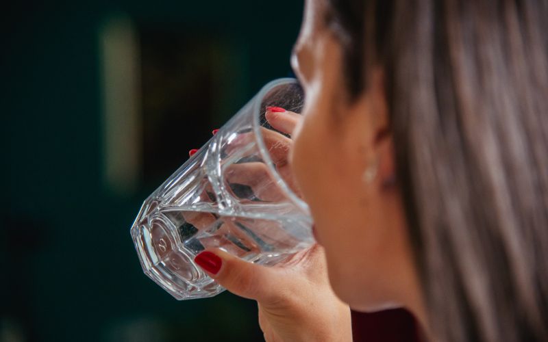 simbolična, voda, pitje-vode, kozarec, žeja, h2o