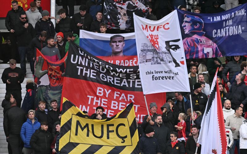 old trafford manchester united navijači.jpg