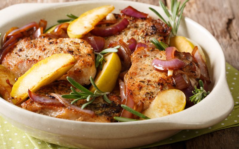 Glazirani svinjski zrezki z jabolki