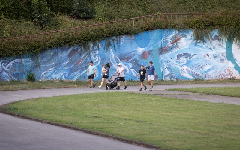 Najbolj uporabljeni deli območja so bili prostor ob košarkarskem igrišču in asfaltirani krog .jpg