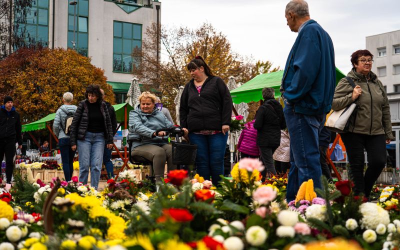 trznica-murska-sobota, ikebane, svece, cvetje