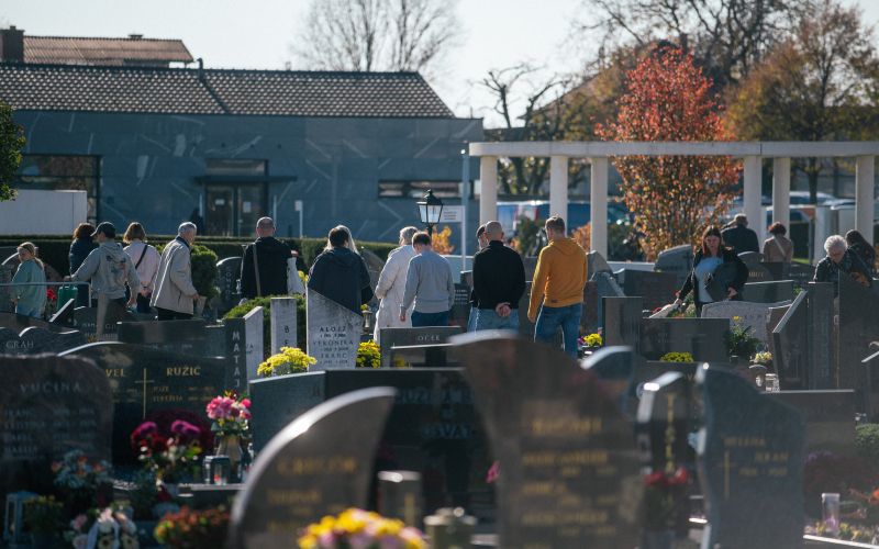 pokopališče-murska-sobota, prvi-november, 1.-november, dan-mrtvih, grob, nagrobnik, sveče, sveča