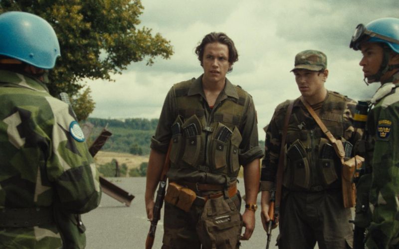 Vredno življenja se osredotoča na štiri mlade švedske vojake, ki so poslani v bosansko vas Stupni Do