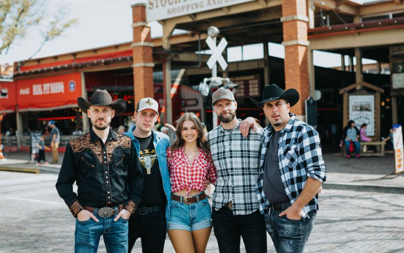 Fehtarji so že ob prvem poslušanju vedeli, da skladba potrebuje ženski vokal. Na koncu so izbrali Sa