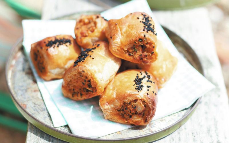 Klobasice v listnatem testu