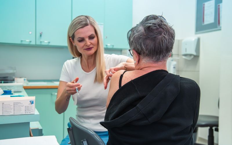 simbolična, gripa, covid, cepljenje-proti-gripi, cepivo, cepiti, starejši, starostniki