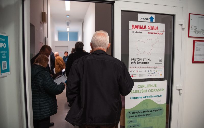 simbolična, gripa, covid, cepljenje-proti-gripi, cepivo, cepiti, starejši, starostniki