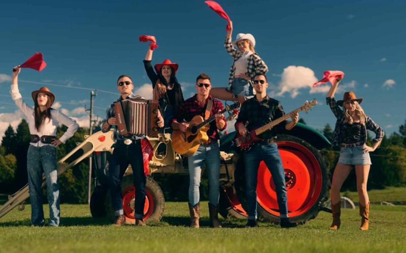 Gadi na plesišča pošiljajo novo polko, Anže pa maratoniko v tujino