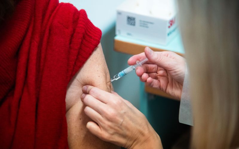 simbolična, gripa, covid, cepljenje-proti-gripi, cepivo, cepiti, starejši, starostniki