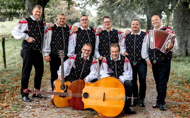 Zasedbo Fantje spod Šilentabra sestavljajo David Penko, Franjo Penko, Damijan Penko, Mitja Železnik,