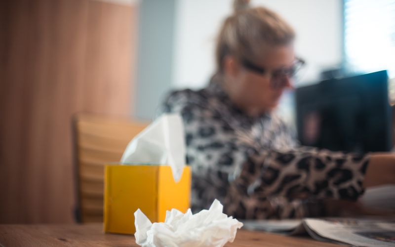 simbolična, prehlad, kihanje, kašlanje, kašelj, gripa, brisanje-nosa