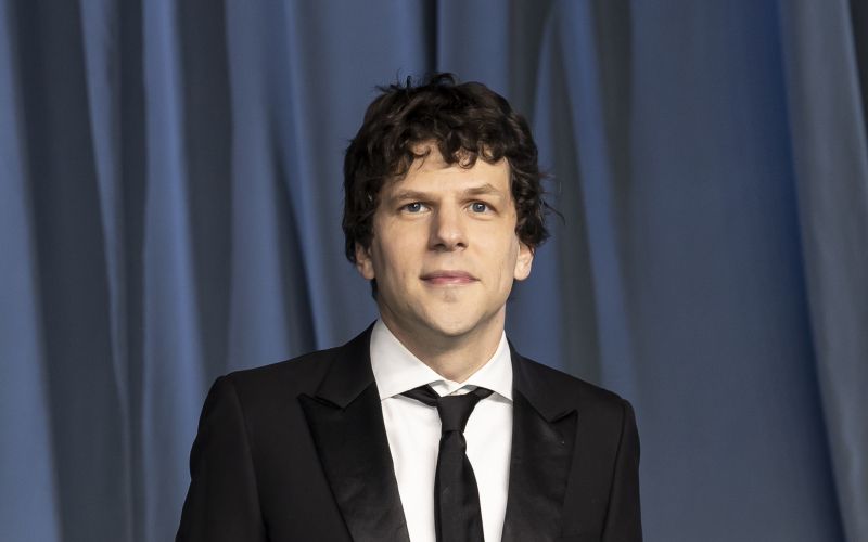 Jesse Eisenberg - Jesse Eisenberg bo decembra neznancu daroval ledvico.