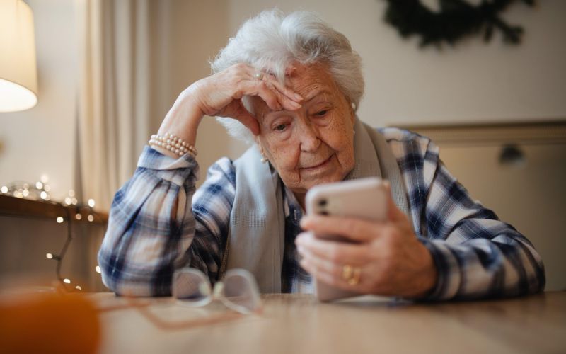 starejša ženska, upokojenka, telefon.jpg