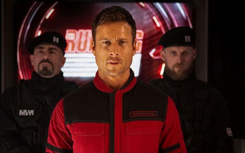 Film Tekač: Glen Powell beži pred najetimi morilci kot eden od tekmovalcev v resničnostnem šovu.