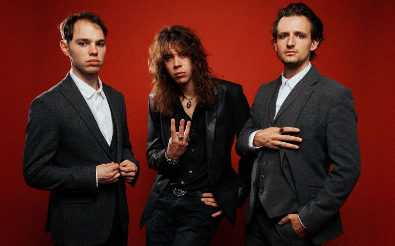 Rock’n’roll brez bližnjic, odigran z osredotočenostjo in strastjo.