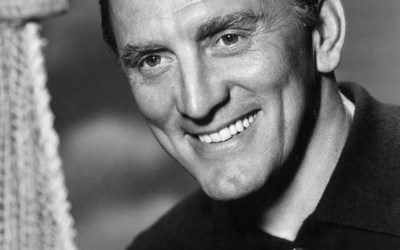 Kirk Douglas (1916 - 2020) je eno največjih imen v zgodovini filma, posnel je 75 celovečercev in še