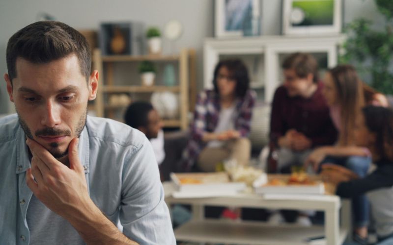 zadržanost v družbi