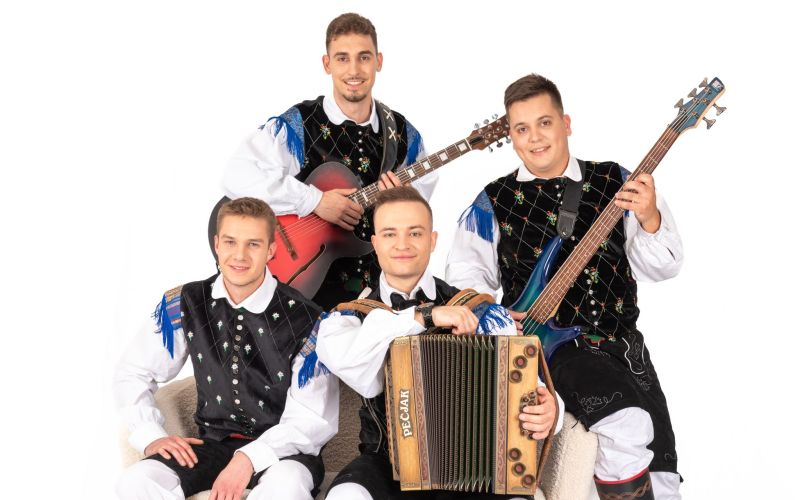 Vino in harmonika ansambla Dolenjska vigred