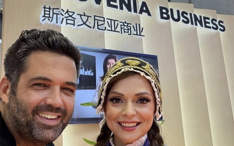 Natalija Verboten na Kitajskem predstavljala Slovenijo v narodni noši