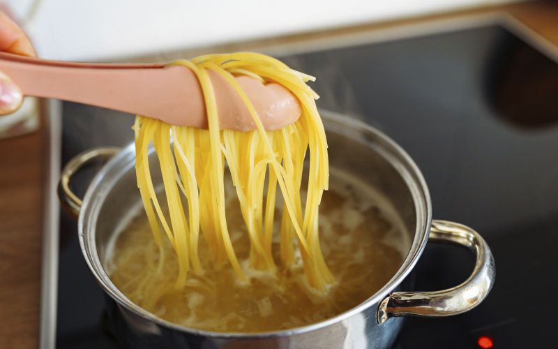 Kuhanje testenin, špageti