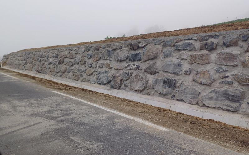 ropoča, kamniti-zid