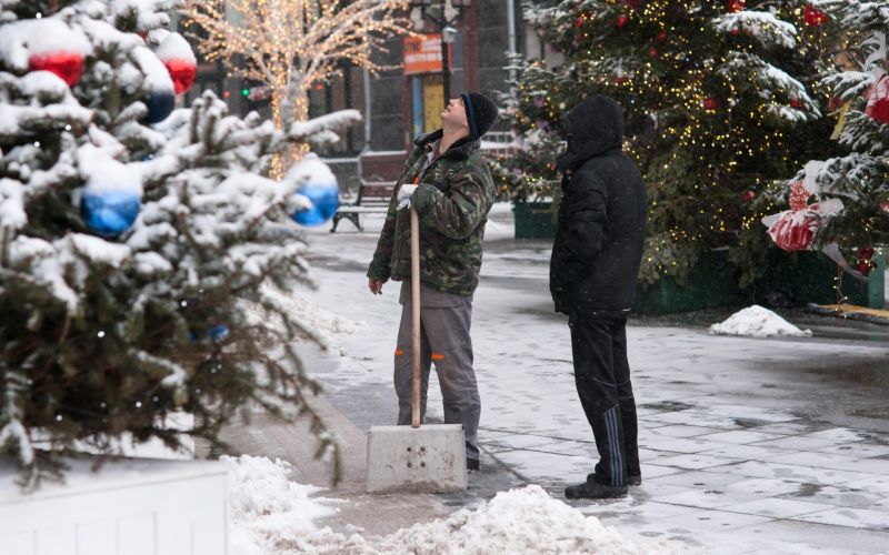 božič sneg prazniki december lopata