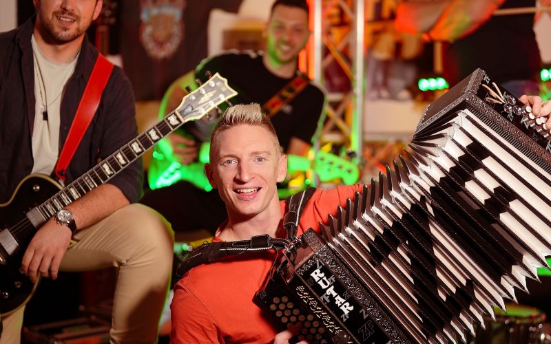 Zvita Feltna po desetih letih spet navdušuje s harmoniko