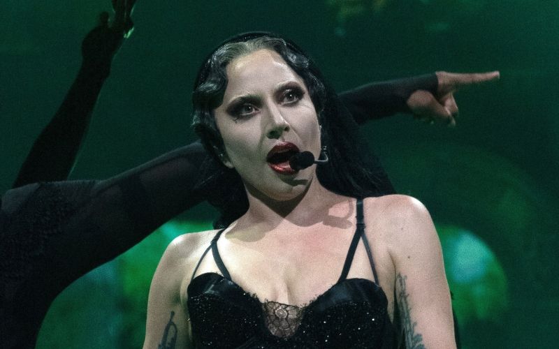 Lady Gaga - Lady Gaga je prekinila koncert, da bi pomagala omedlelima oboževalcema ...