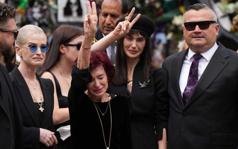 Sharon Osbourne - Žena Sharon in otroka Kelly in Jack so v podcastu razkrili, da jim je kralj ob smr