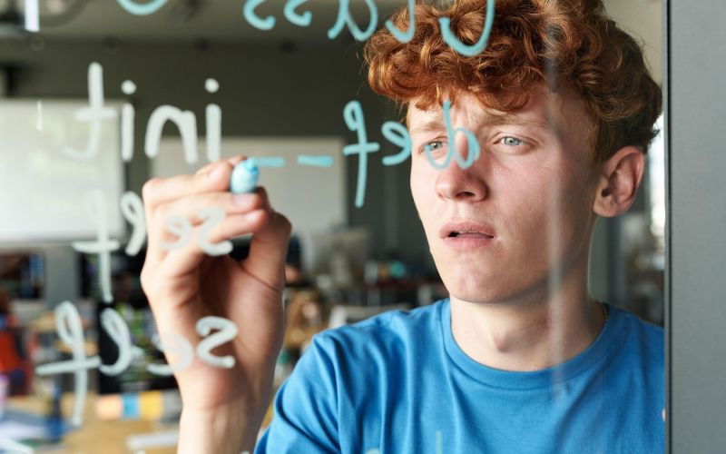 študent, učenec, matematika, tabla.jpg