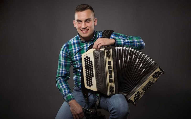 Timoteju Lukežiču je frajtonarica zvesta spremljevalka na vseh nastopih.