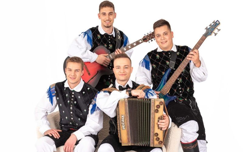 Z novo skladbo ansambel ostaja zvest svojim koreninam, hkrati pa s svežino in iskrenostjo prinaša do