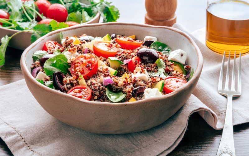 mediteranska solata s kvinojo