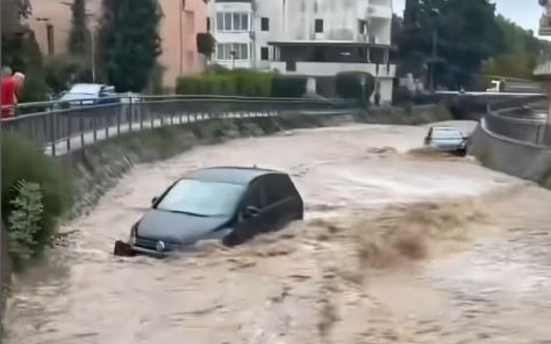 budva, poplave, avtomobil, pod-vodo