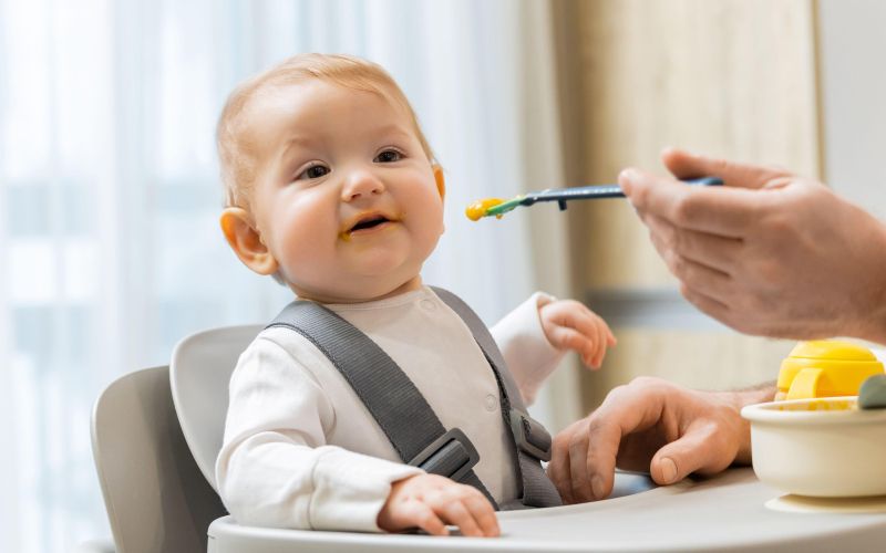 uvajanje goste hrane, dojenček