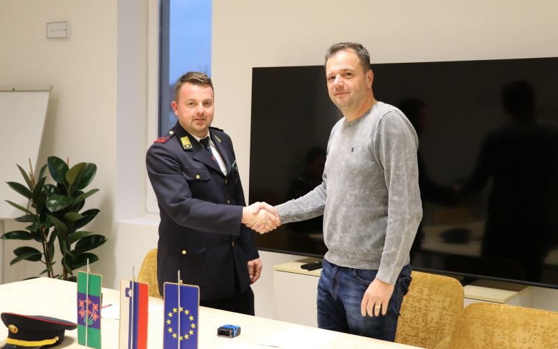 pgd-dolenci, gasilsko-vozilo-z-vodo, podpis-pogodb