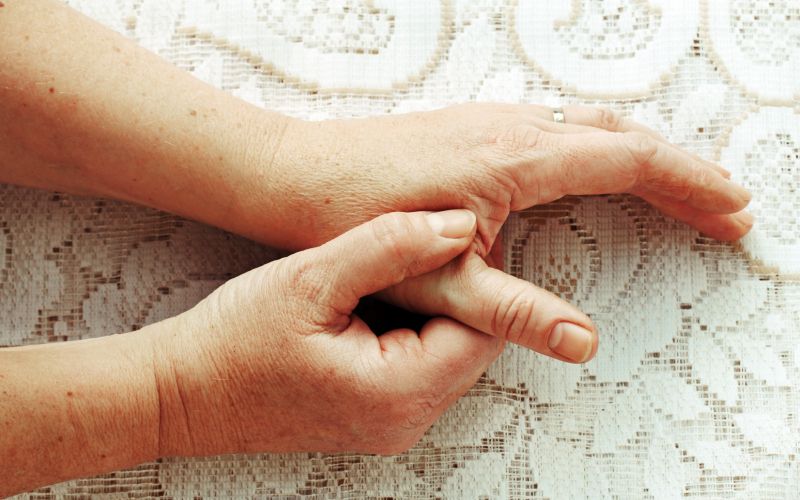 otekanje, boleče roke