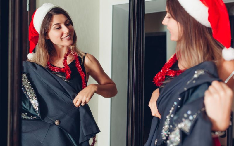 ženska izbira oblačila za praznično zabavo