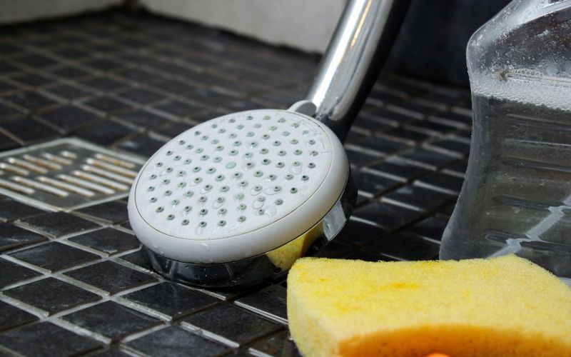 kopalnica, ciscenje-ploscic