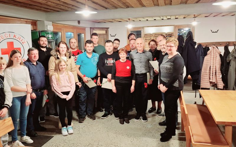 Slika Vsi prejemniki priznanj s podeljevalci in nastopajočimi.jpg