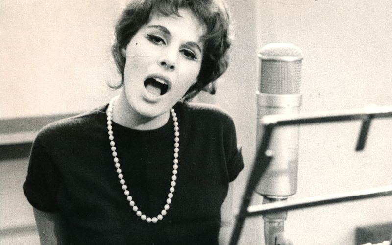 Ornella Vanoni (1934–2025) je eno največjih imen italijanske glasbe, njena kariera je trajala sede