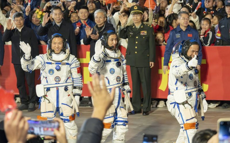 Astronavti kitajske vesoljske misije Shenzhou-21, Zhang Hongzhang, poveljnik Zhang Lu, in Wu Fei..jpg