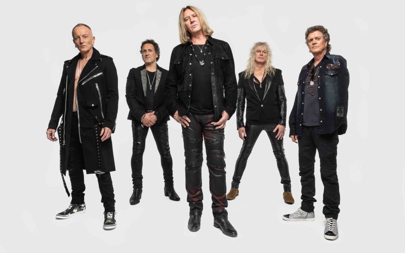 Def Leppard 2018: od leve proti desni Phil Collen, Vivian Campbell, Joe Elliott, Rick Savage, Rick A